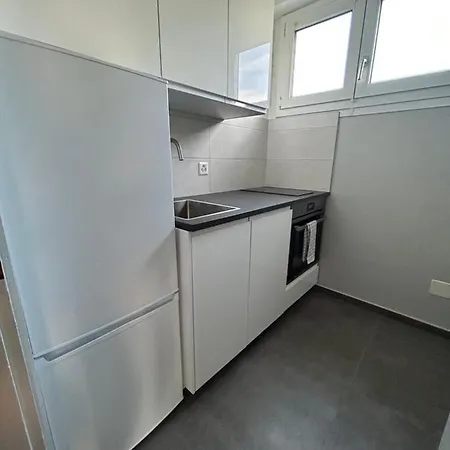 & Renovated - Near Train Station & Center Daire