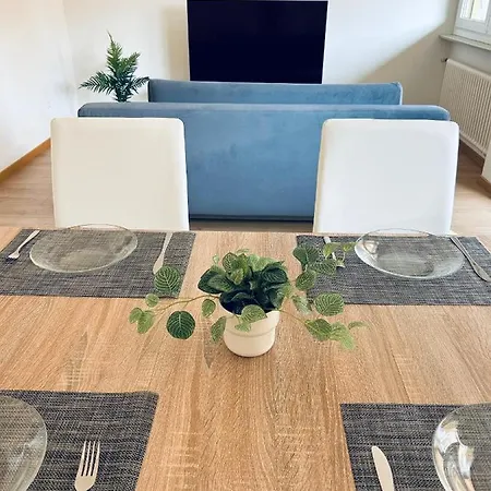 & Renovated - Near Train Station & Center Appartamento *