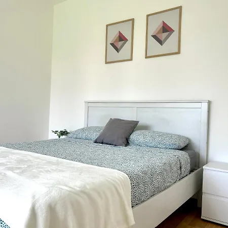 アパート & Renovated - Near Train Station & Center