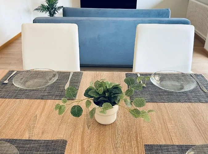 & Renovated - Near Train Station & Center Apartamento *