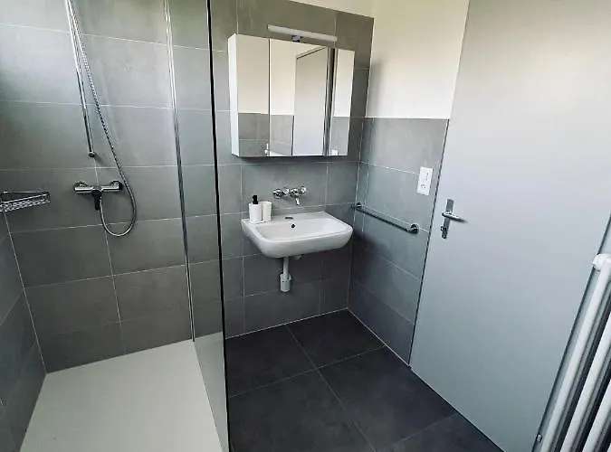 & Renovated - Near Train Station & Center Apartamento *