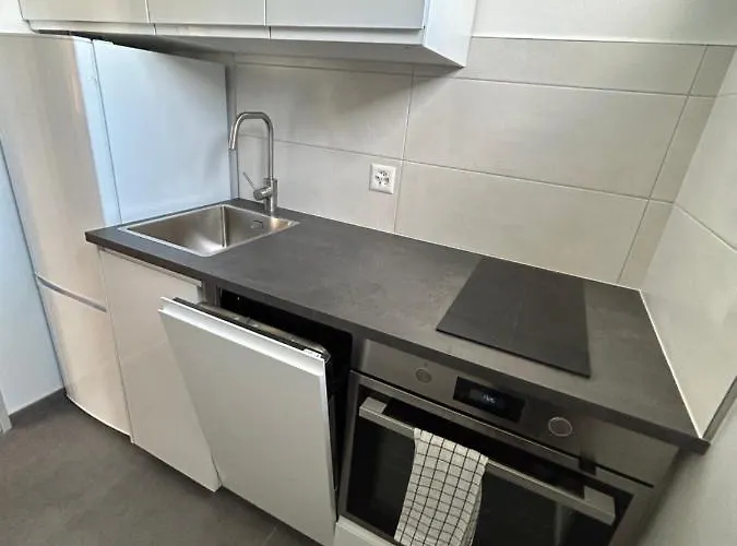 & Renovated - Near Train Station & Center Apartamento