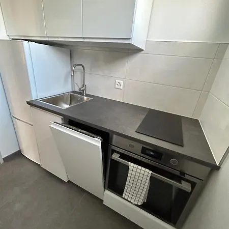 & Renovated - Near Train Station & Center Apartment