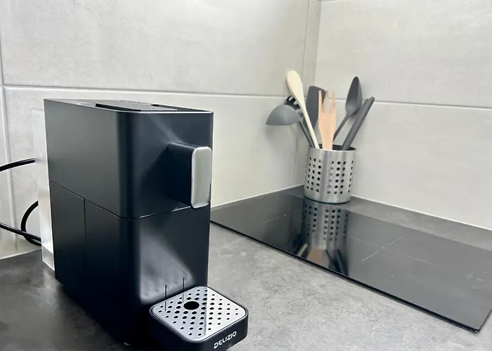 & Renovated - Near Train Station & Center アパート *